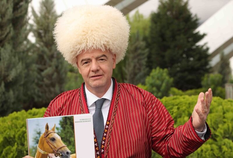 Джании Инфантино в туркменском национальному костюме