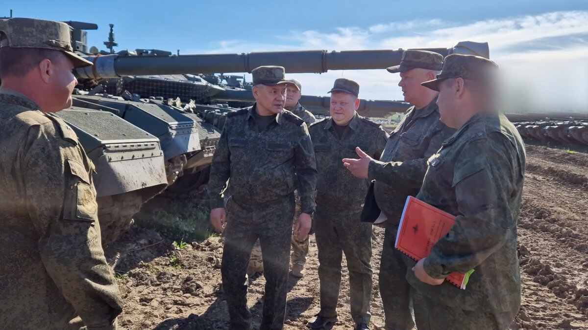 Министр обороны Шойгу поставил задачу генерал-полковнику Кузьменкову "держать на особом контроле вопросы непрерывного и ритмичного снабжения группировок войск в районах специальной военной операции всем необходимым вооружением и военной техникой". Кузьменков — ответственный за материально-техническое обеспечение ВС РФ.