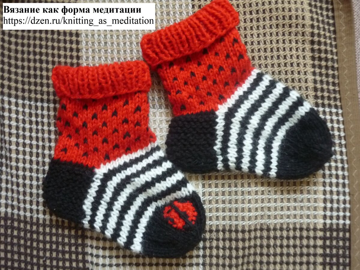 Вязаные спицами детские носки - божьи коровки