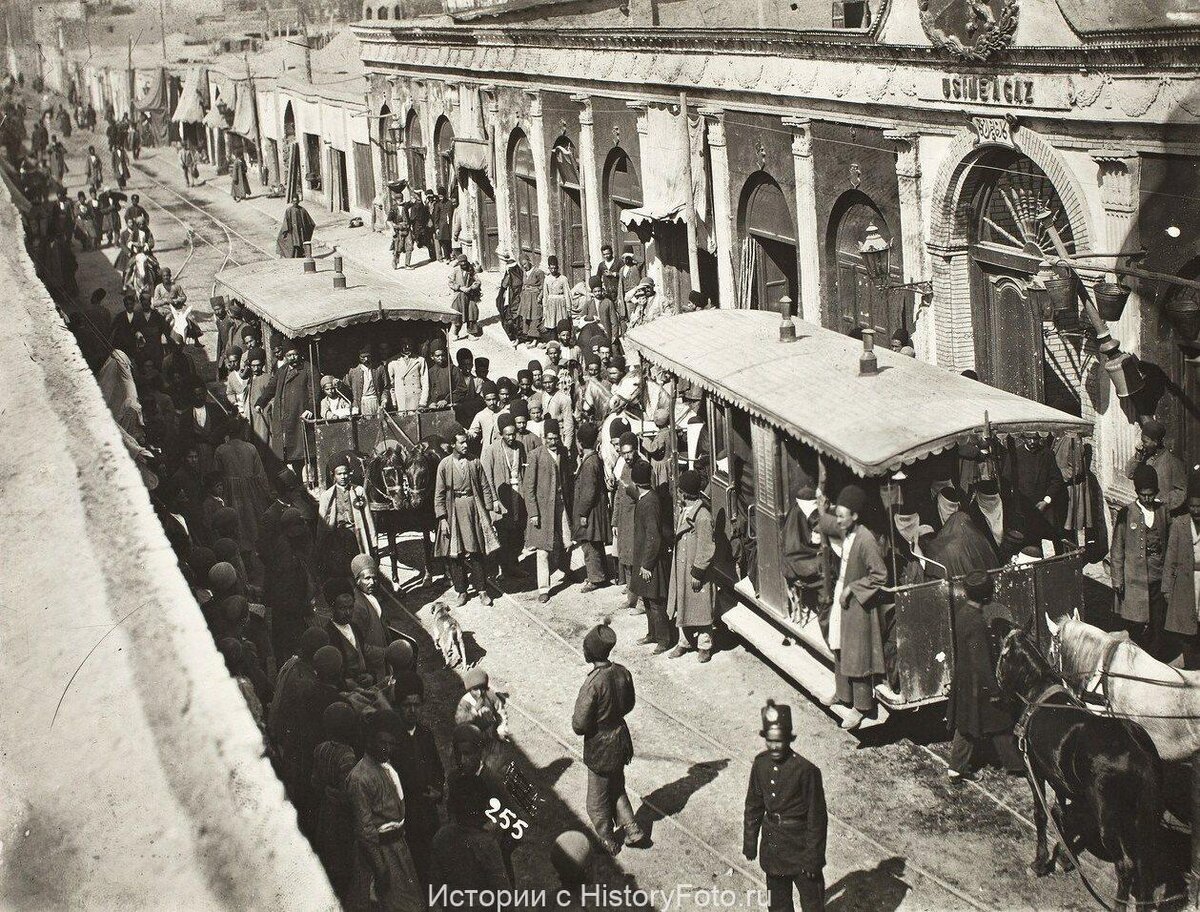 Сцена на улице А Газ. Тегеран. Персия. Фотограф А.В. Севрюгин. 1902 год.
