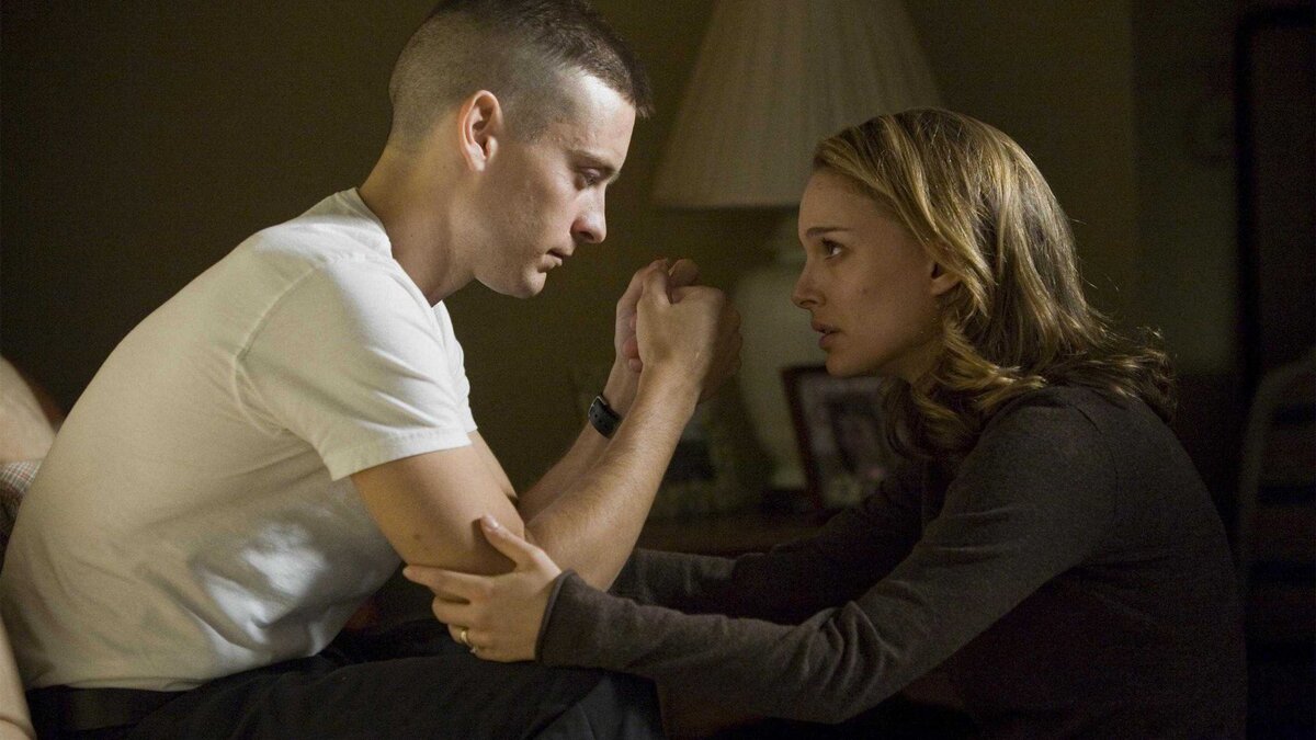 Кадр из фильма «Братья». Герой Тоби Магуайра подозревает жену в измене со своим родным братом