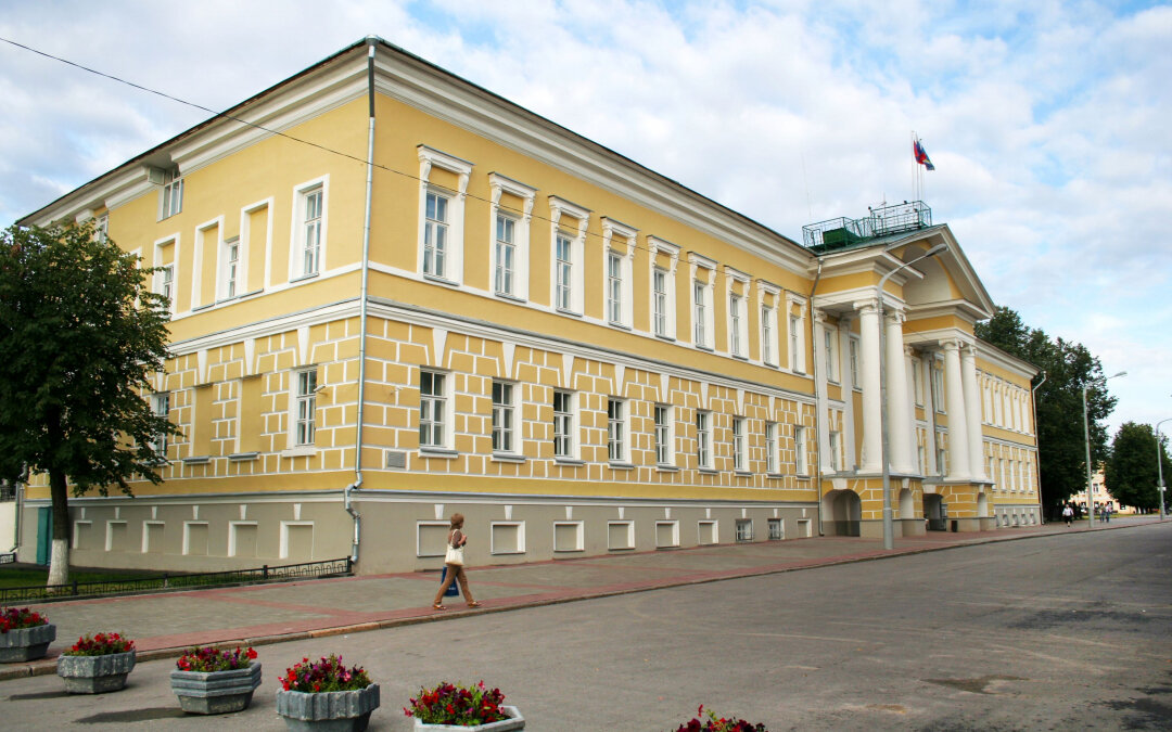 Это здание городской администрации, которое по многолетней традиции костромичи называют Жёлтым домом. Сначала меня это обижала, но потом я поняла - в этом что-то есть. Именно этот дом я покидала в описываемый период. Фото из интернета.