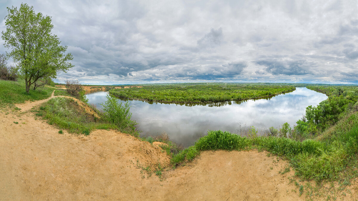 Лебяжий яр (лебяжий крутояр) – одно из лучших мест в Шолоховском районе, откуда открывается прекраснейший вид на реку Дон. В получасе езды от ст. Вешенская находится природная смотровая площадка с которой открывается вид на реку Дон, захватывающий дух. Высокий обрывистый берег (до 40 метров) покажет все красоты левого и правого берегов реки, а также завораживающий изгиб русла. Здесь вы сможете сделать одни из лучших фотографий с главной рекой региона и полюбоваться видами, но вот подойти с удобством к воде не выйдет.Лебяжий Яр - это Крутой обрыв который с одного берега подмывается рекой Дон. Я часто путешествую по Донским берегам, и даже сплавлялся на байдарках, но такой крутой обрыв вижу впервые. В высоту он около 40 метров, это как 14-этажный дом! Такие высокие берега совсем не характерны для нашей полустепной местности. Место красиво не только своим высотным перепадом, но еще и сильным изгибом реки. Вид на этот изгиб как раз и есть самая большая достопримечательность Шолоховского района.