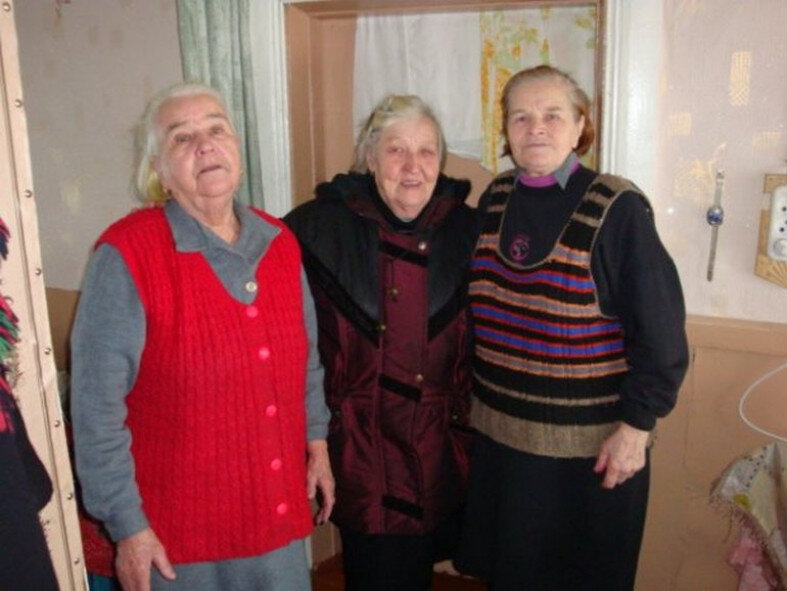  Антонина Егоровна (справа) по-прежнему общительна, любит встречаться с подругами