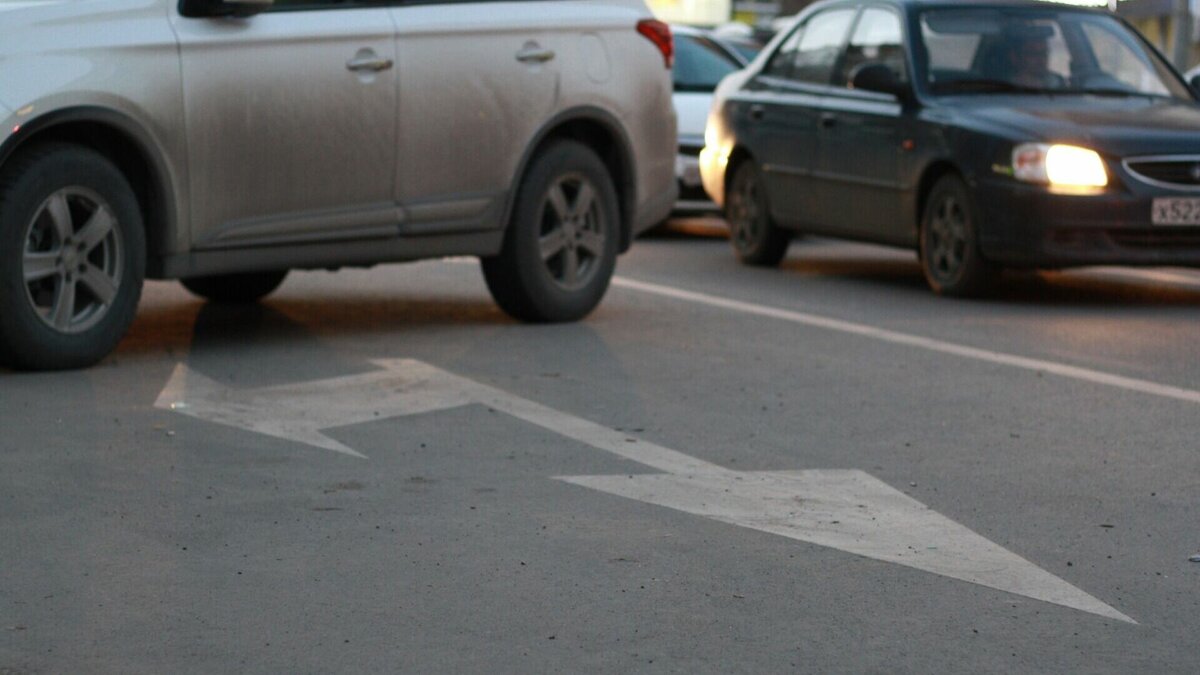     Автолюбители возмущены пробкам на перекрестке проспекта Ямашева и улицы Мусина в Казани. Кадрами столпотворения очевидцы поделились в Telegram-канале «В Казани поймут».