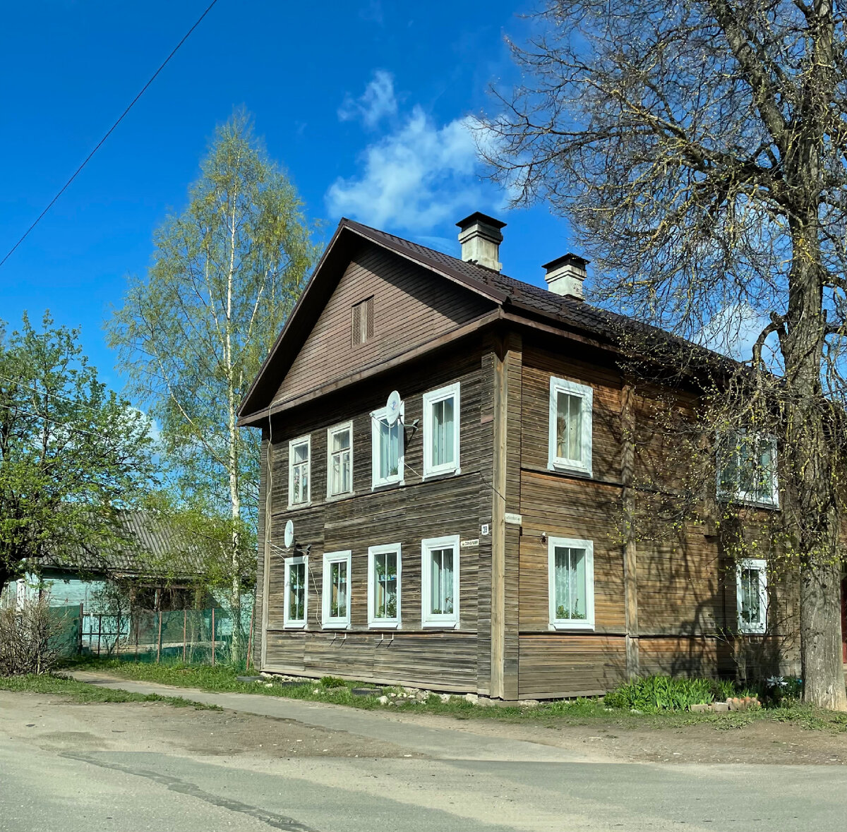 Большинство домов в Крестцах - деревянные двухэтажные.