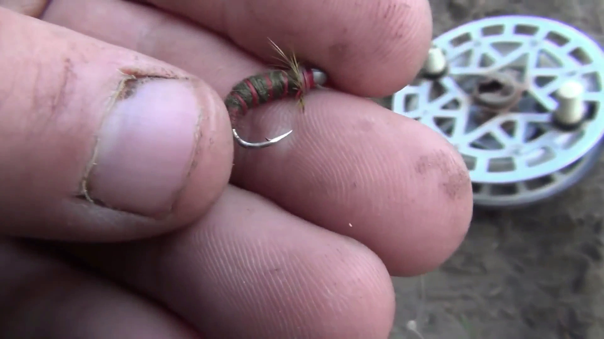 Обманки на которые ловим хариуса обратите внимание на бородку - (смотрите на видео внизу статьи)