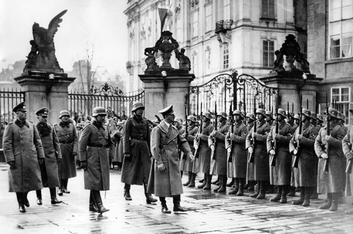 
Германская оккупация Чехии 1939 г. Гитлер в Праге 1939. Источник: https://s30116489994.mirtesen.ru/blog/43976689365/Odin-protiv-Gitlera.-Kak-kapitan-Pavlik-spas-chest-CHehoslovakii?nr=1&utm_referrer=mirtesen.ru