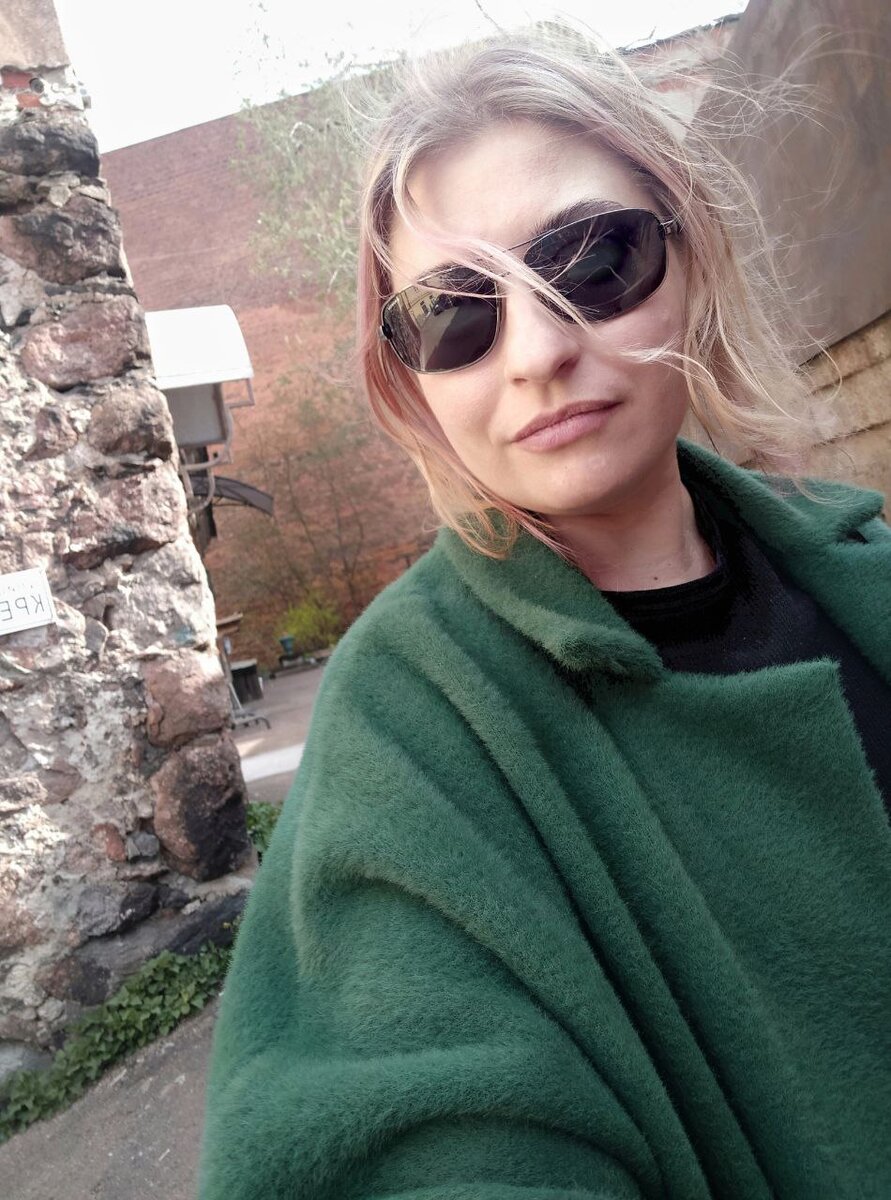 А это я и уголок самого старого каменного дома