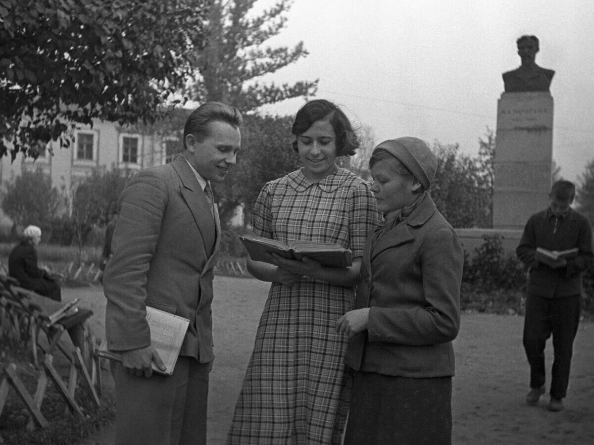    Сельскохозяйственная академия имени К. А. Тимирязева. Перед вступительными экзаменами в академию. Москва, 1940 год© РИА Новости / Анатолий Гаранин