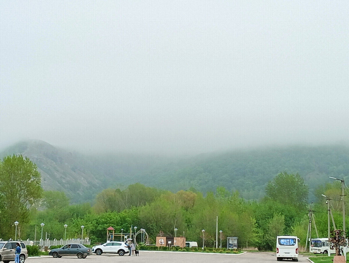 Вид со стоянки примыкающей к пляжу.