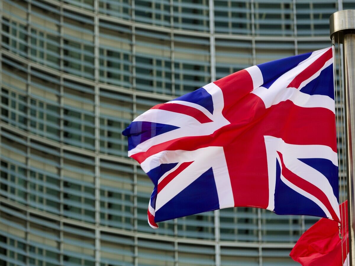    Флаг Великобритании и Северной Ирландии у главного здания Европарламента в Брюсселе© РИА Новости / Стрингер