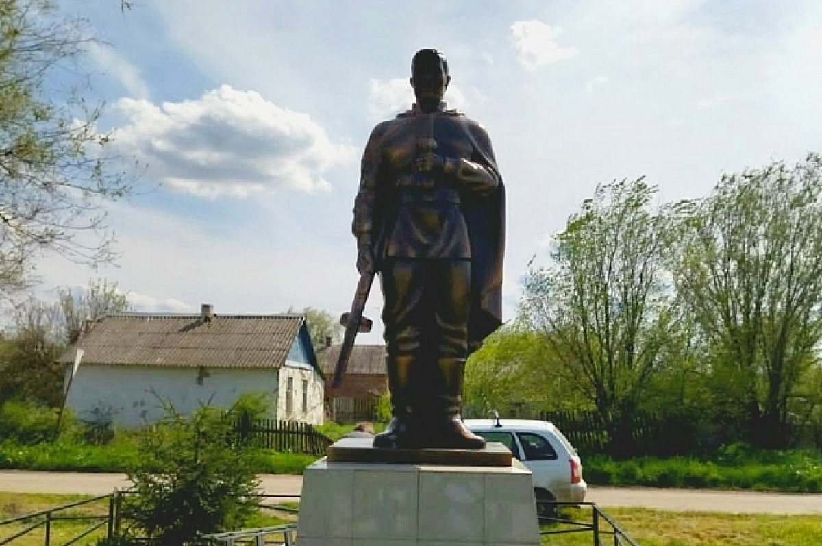    На Дону пьяный мужчина оторвал макет автомата у памятника солдату ВОв