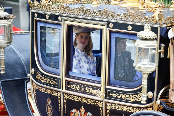 Луиза прибывает на коронацию