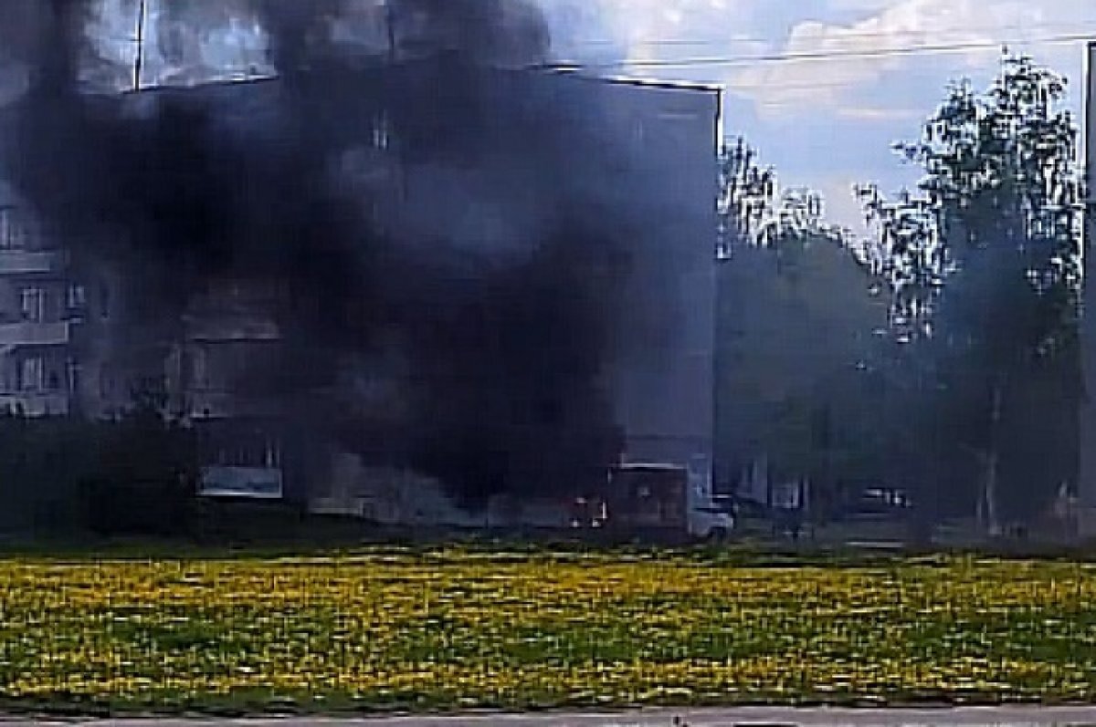 На видео попал горящий грузовой автомобиль у многоквартирного дома в Твери  | АиФ–Тверь | Дзен