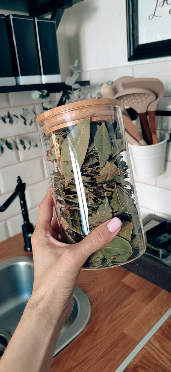 Очень люблю оттенки бледно-сиреневого на своих ногтях. Вариант «корейского» или «милого» маникюра.