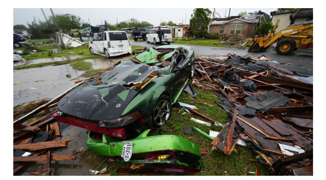 Офис Национальной метеорологической службы в Браунсвилле написал в Твиттере, что скорость ветра торнадо составляла около 86–105 миль в час.  

Он обрушился на Лагуна-Хайтс рано утром в субботу между 4:01 и 4:06 по местному времени.  