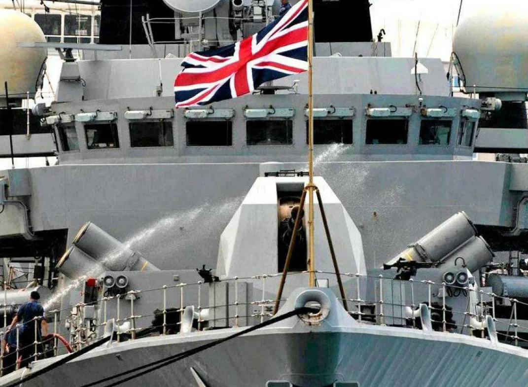 Таран на корабле. ВМС Великобритании Корвет. Даймонд корабль ВМС Британии. Военные корабли Украины. Французский корабль протаранил британский корабль.