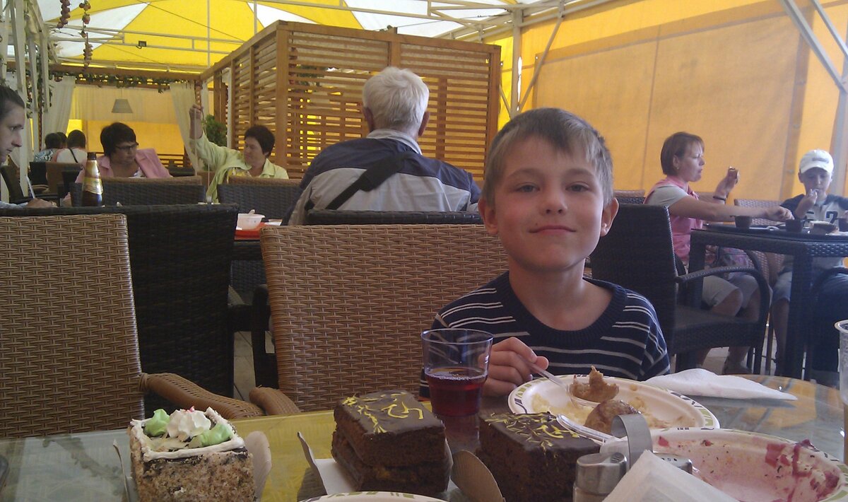 Это вот ему лет десять тут. Тарелку борща он уже съел, картошку с двумя тефтелями доедал, на десерт кусок торта и сверху стаканом сока прикрыть. А потом через три часа - повторить. У Стаса фоток с едой столько, сколько ни у одного моего сына больше нет