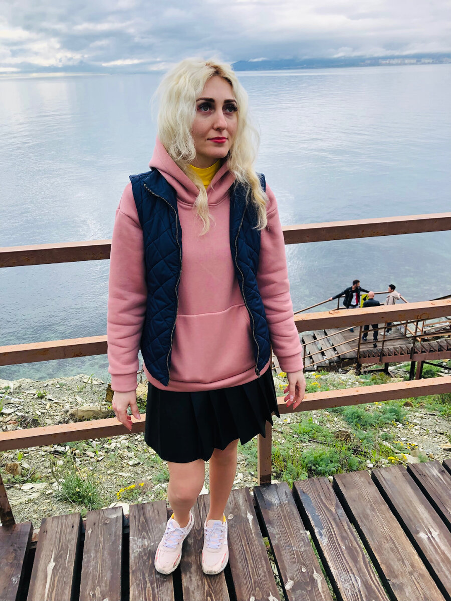 Девушка на берегу моря 