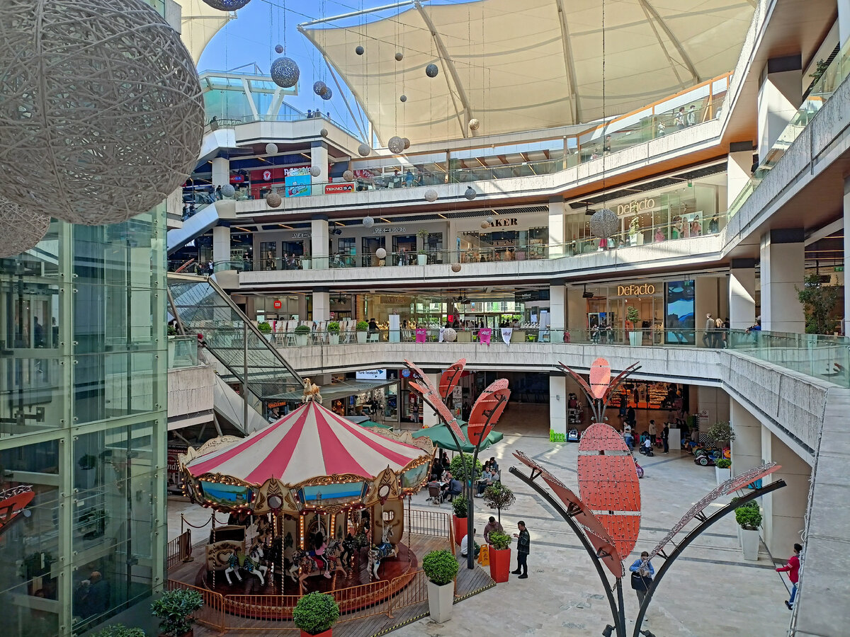 Внутри стамбульского ТЦ иногда не бывает крыши