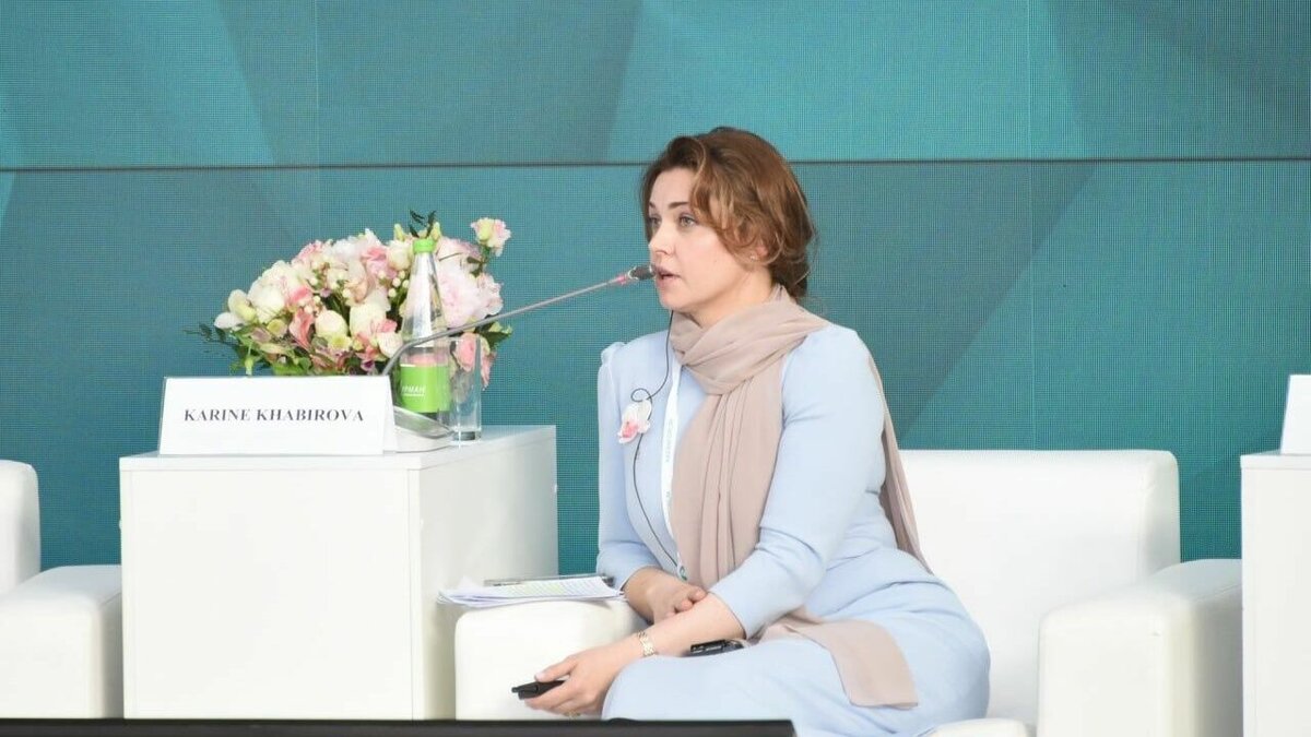     Первую леди республики заметили на форуме.