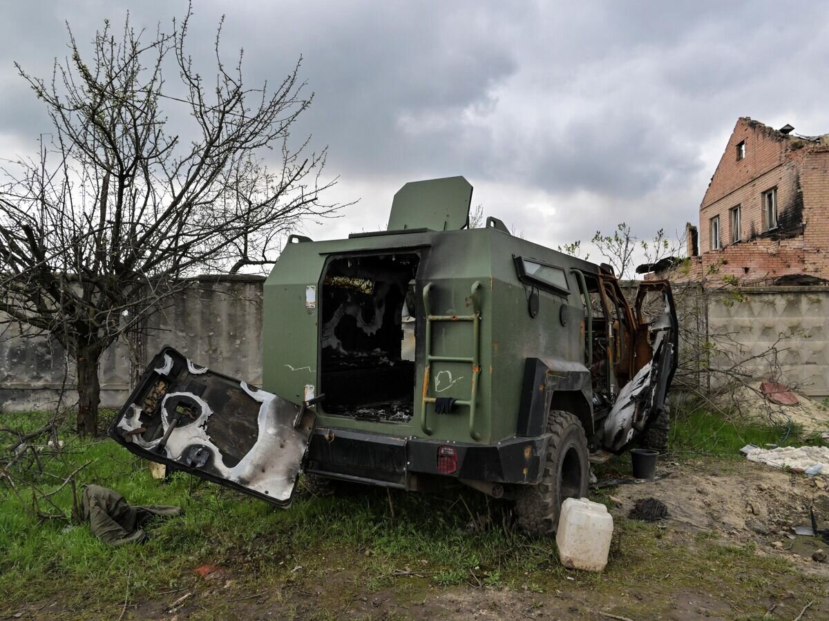   Уничтоженный канадский бронеавтомобиль Roshel Senator ВСУ в Артемовске© РИА Новости / Евгений Биятов