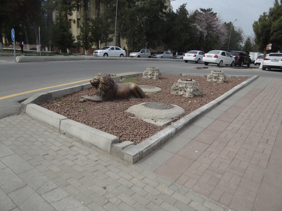 Фигурки животных на улицах Самарканда