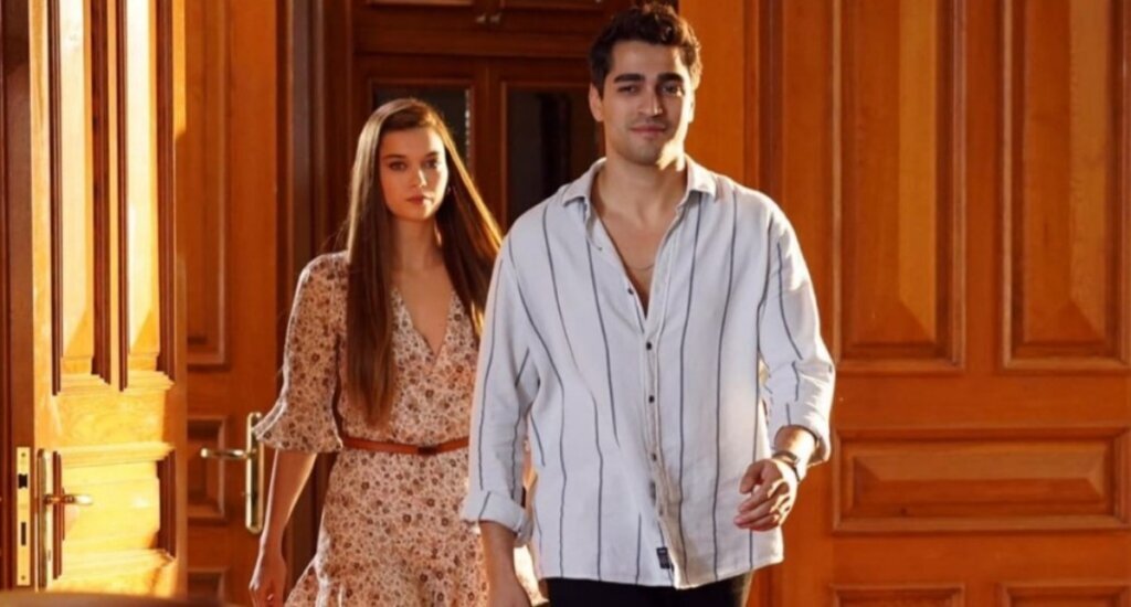    Фанаты уверены, что Мерт и Афра встречаются. Фото: стоп-кадр из сериала «Зимородок»