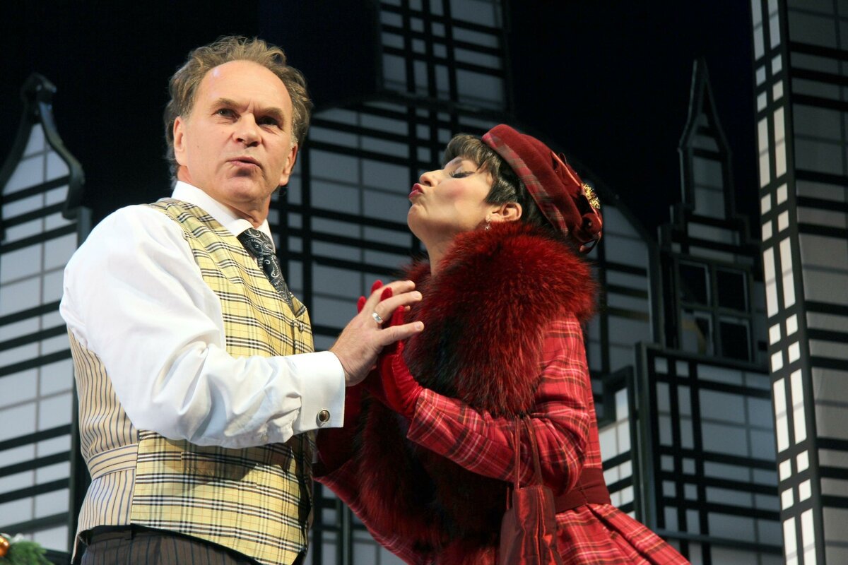    Гуськов в роли Дэвида Мортимера в спектакле «Обычное дело» на сцене московского Государственного академического театра имени Евгения Вахтангова / globallookpress.com / Ekaterina Tsvetkova/Russian Look