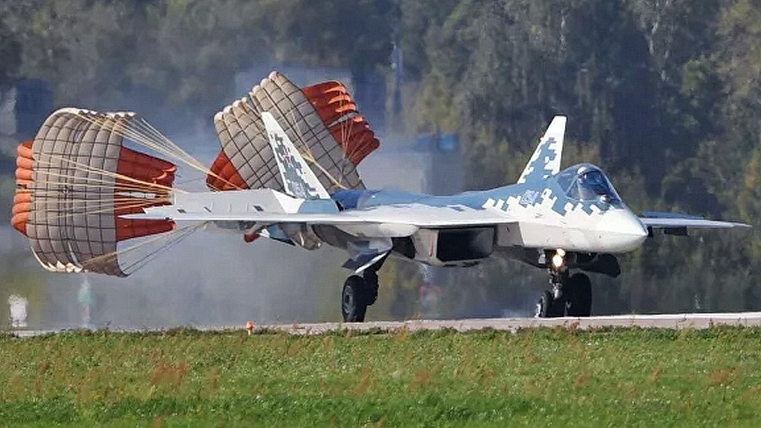 Истребитель Су-57 после посадки. Фото: РИА Новости / Михаил Воскресенский