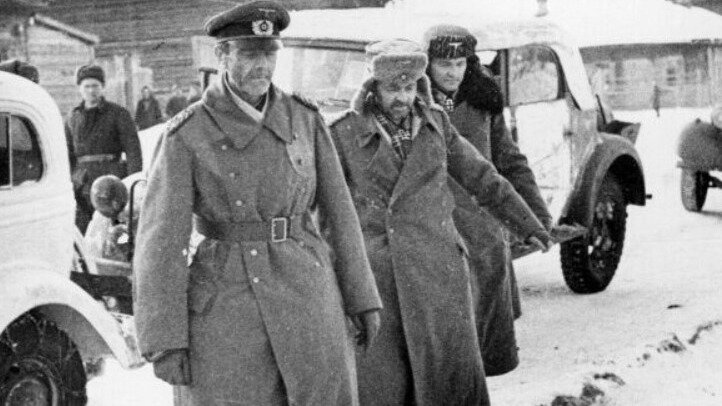 Паулюс в плену у красноармейцев