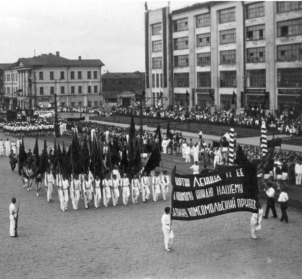 Колонна комсомольцев на Площади 1905 года у здания Свердловского горкома ВКП(б). Свердловск. 1930-е гг.