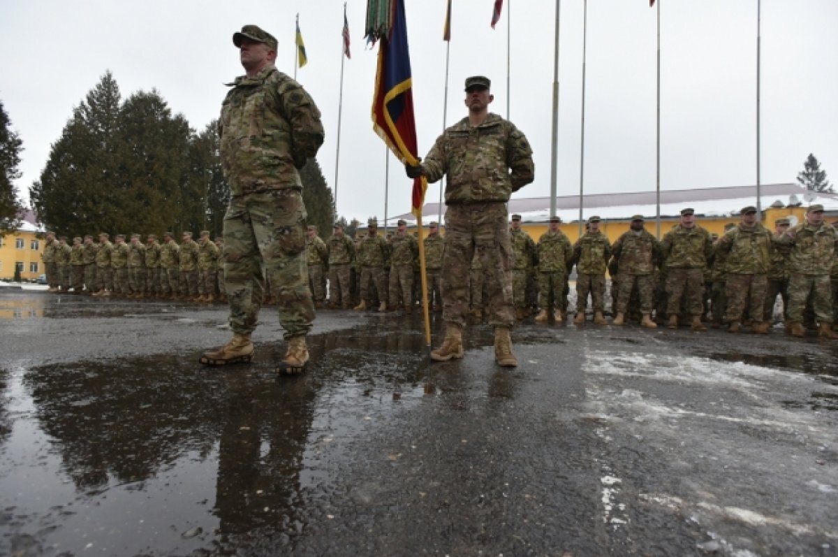    Американские инструкторы тренируют украинских солдат, Старичи, Львовская область, Украина.