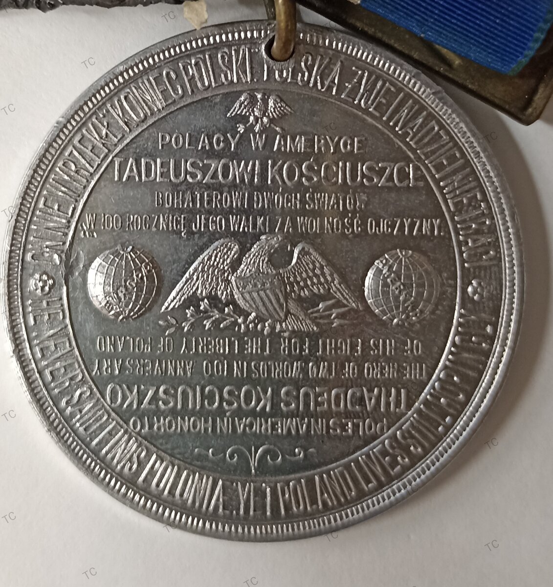 Медаль отлита из алюминия и при помощи медной колодки прикреплена к трёхцветной ленточки. 