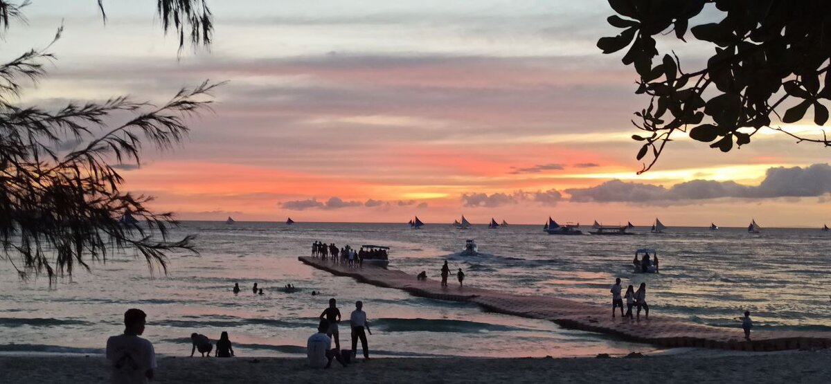 Этот причал - и есть станция 3. По сравнению со второй, людей почти нет