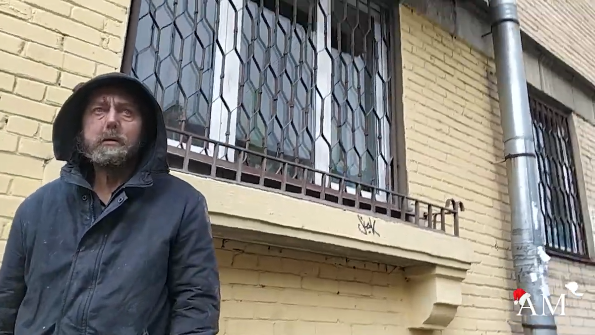 3 года назад, встретил бездомного и купил еды.