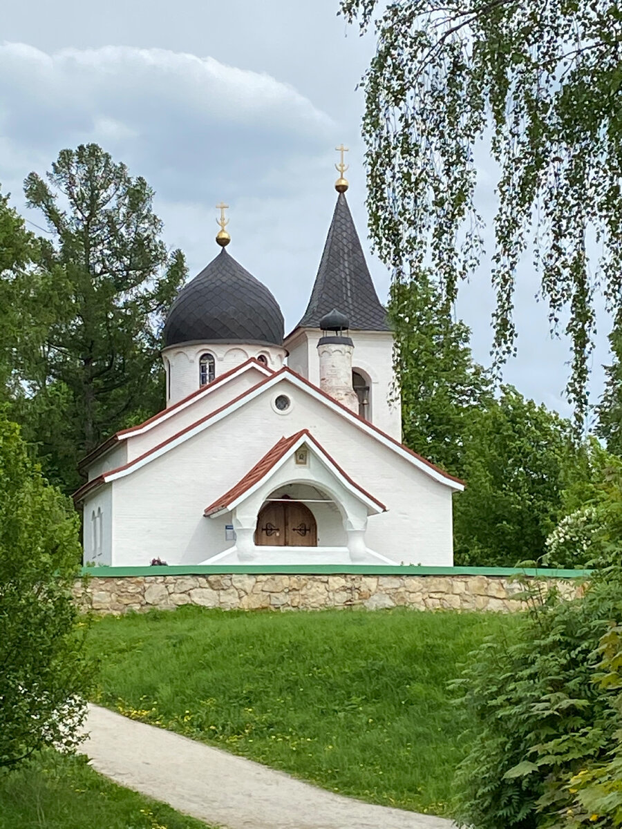 Храм Троицы Живоначальной, построенный по проекту художника Василия Поленова в 1904-1906 годах Бёхово.