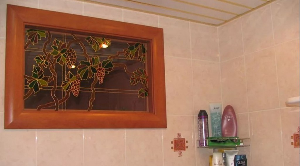 Витраж между ванной и кухней. Окно между ванной и кухней. Декор окна между ванной и кухней. Окно между ванной и кухней витраж.