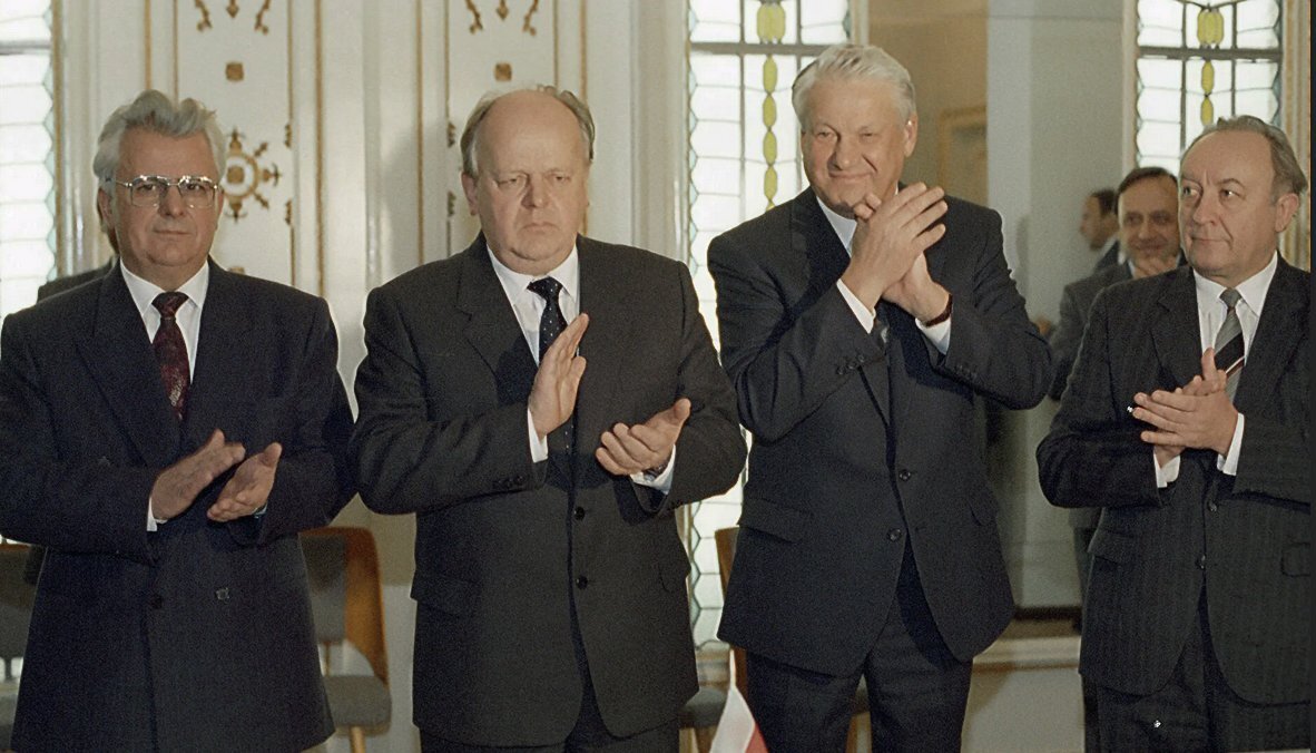 Подписание Беловежского соглашения. 08.12.1991. Автор Юрий Иванов Источник фото: https://az.sputniknews.ru/