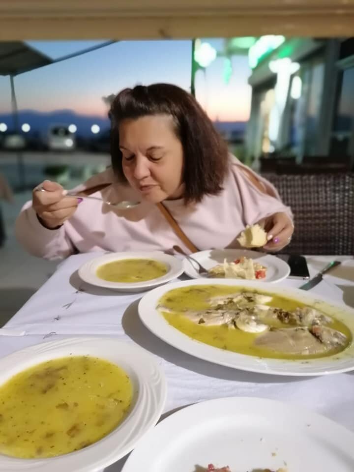 В таверне "Стратос" Неа Миханьона, Греция