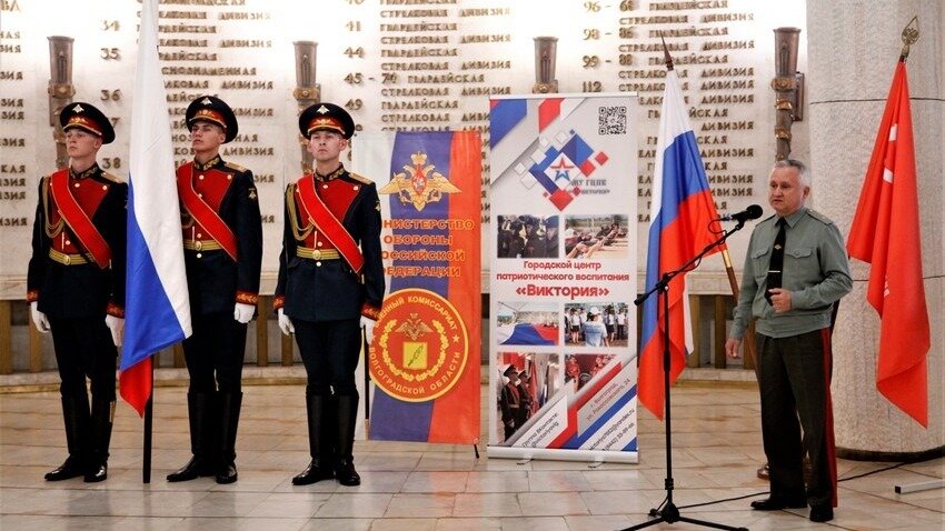     В Волгограде вручили награды добровольцам отрядов «Барс», вернувшихся из зоны спецоперации. Мероприятие прошло сегодня в торжественной обстановке в музее «Сталинградская битва».