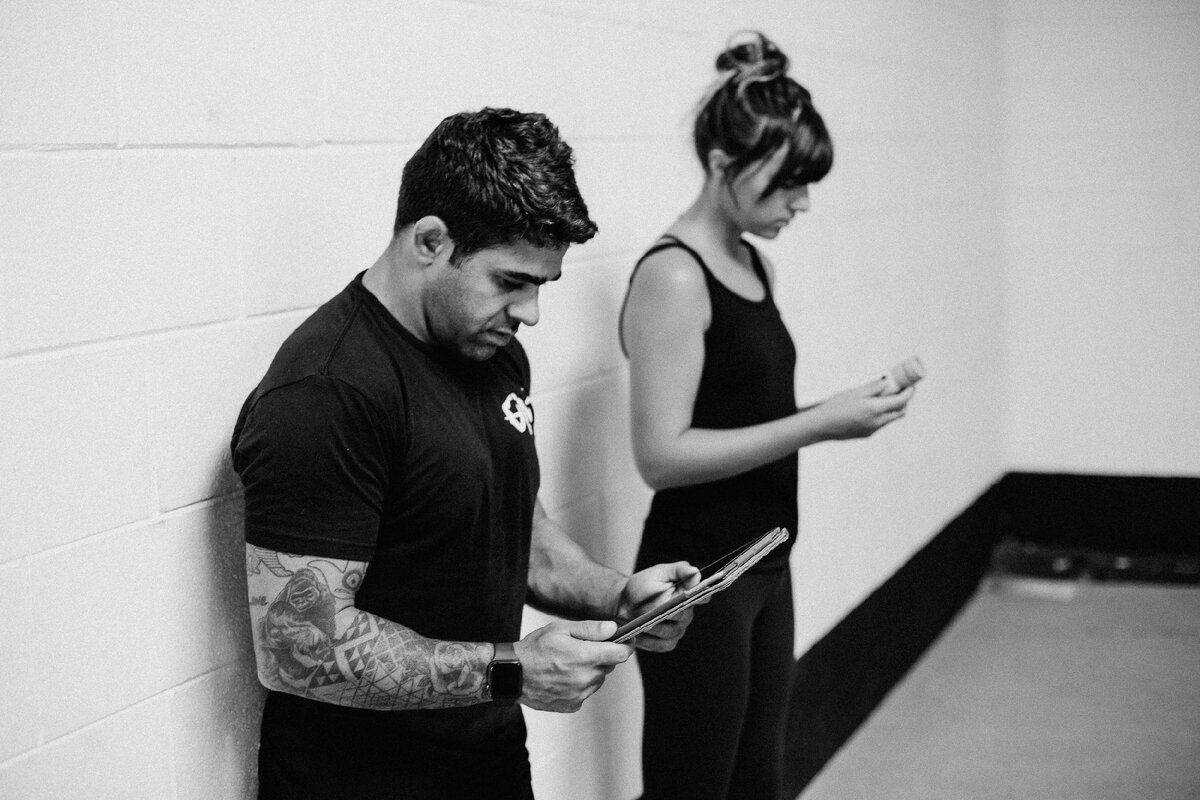 “Наши тела приспосабливаются к тому, что мы делаем чаще всего. Итак, если вы часами сидите с плохой осанкой, вы можете быть уверены, что ваше тело в конечном итоге адаптируется к этому положению ”.