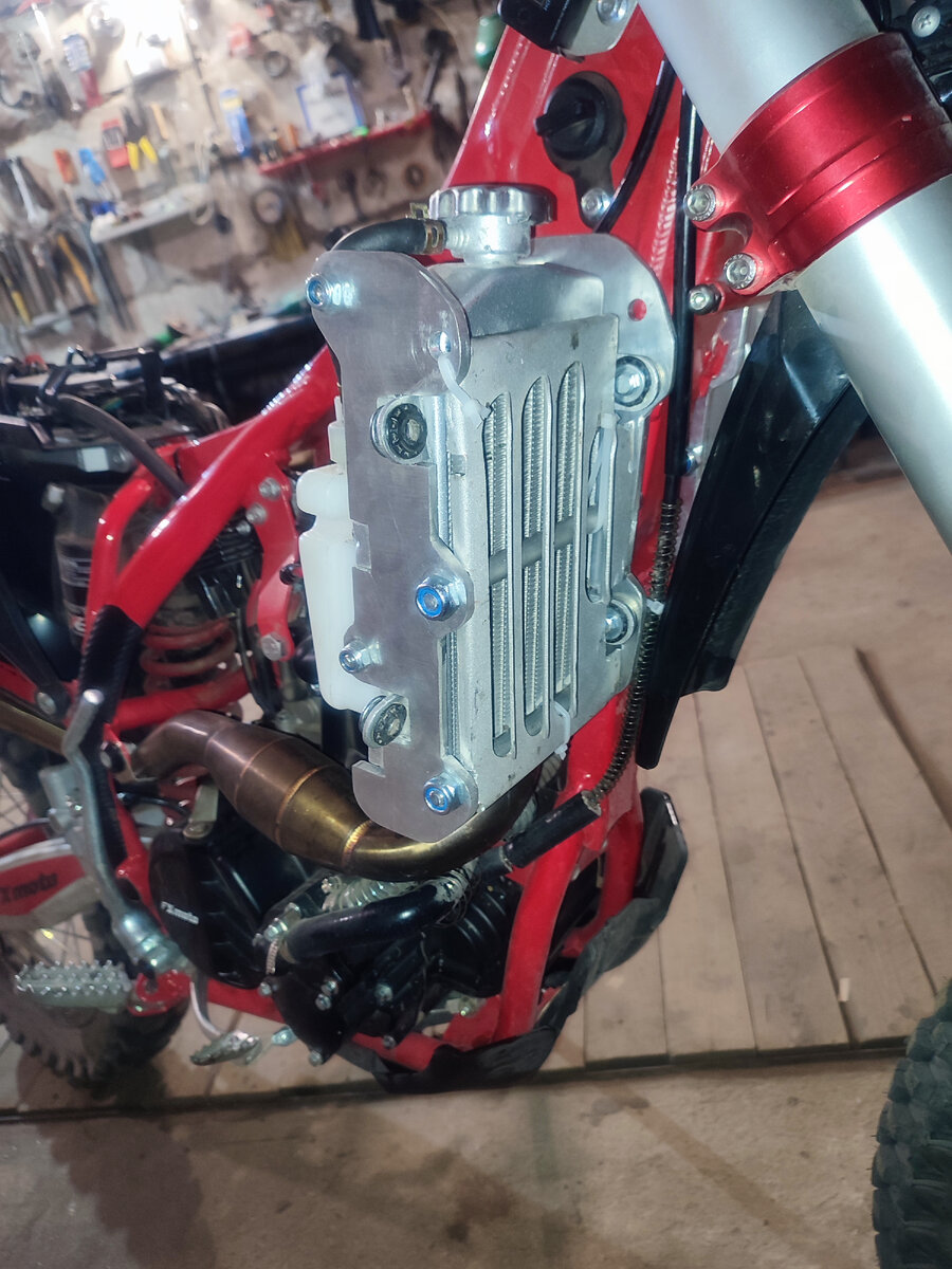 Защита установлена, решетка штатная, обрезано все лишнее.