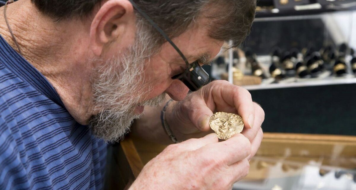 Овчинников ювелир 19 век. Бриллиантщик золотых дел мастер. Кубачи аул златокузнецов. Золотых дел мастер. Руки ювелира.