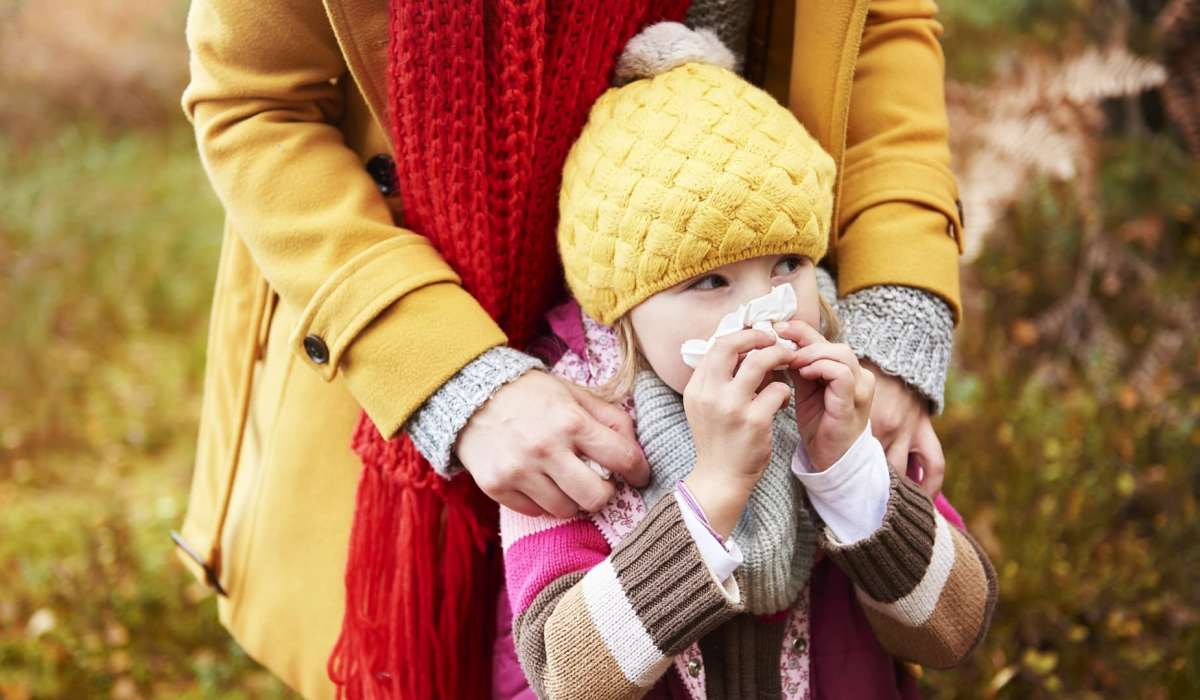 Осень сезон простуд. Можно ли гулять с ребенком. Можно ли гулять с ребенком при кашле. Гулять ребенку при орви. Профилактика лор заболеваний.