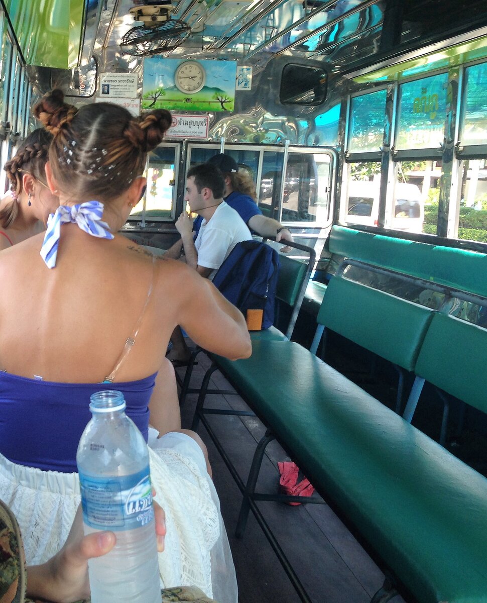 На таком сонгтео-местном автобусе легко добраться с Патонга на Карон.