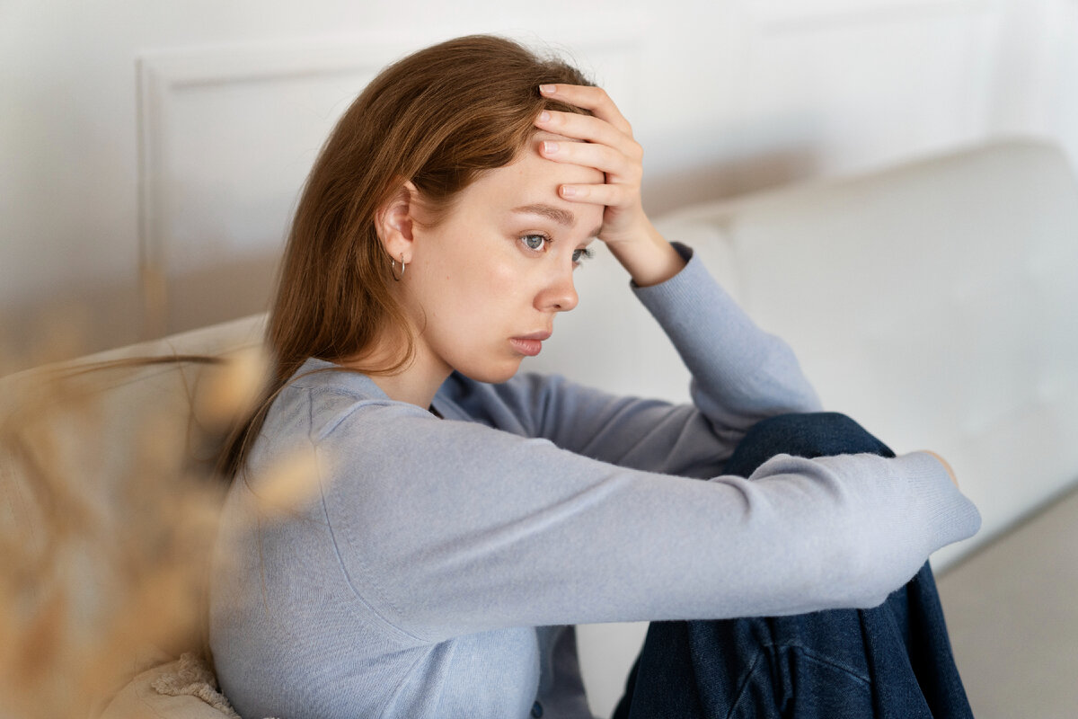 https://ru.freepik.com/free-photo/anxious-woman-sitting-on-couch-side-view_27830418.htm#query=%D1%82%D1%80%D0%B5%D0%B2%D0%BE%D0%B3%D0%B0&position=1&from_view=search&track=sph