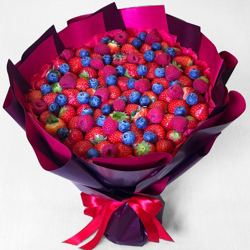 Букет из клубники малины и голубики. Артикул: А1054
