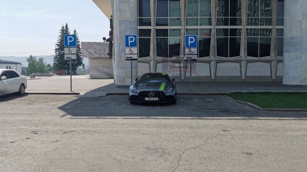     В Красноярске водитель спорткара Mercedes получил штраф за парковку под знаком «Инвалид». Это произошло после огласки в СМИ и соцсетях.